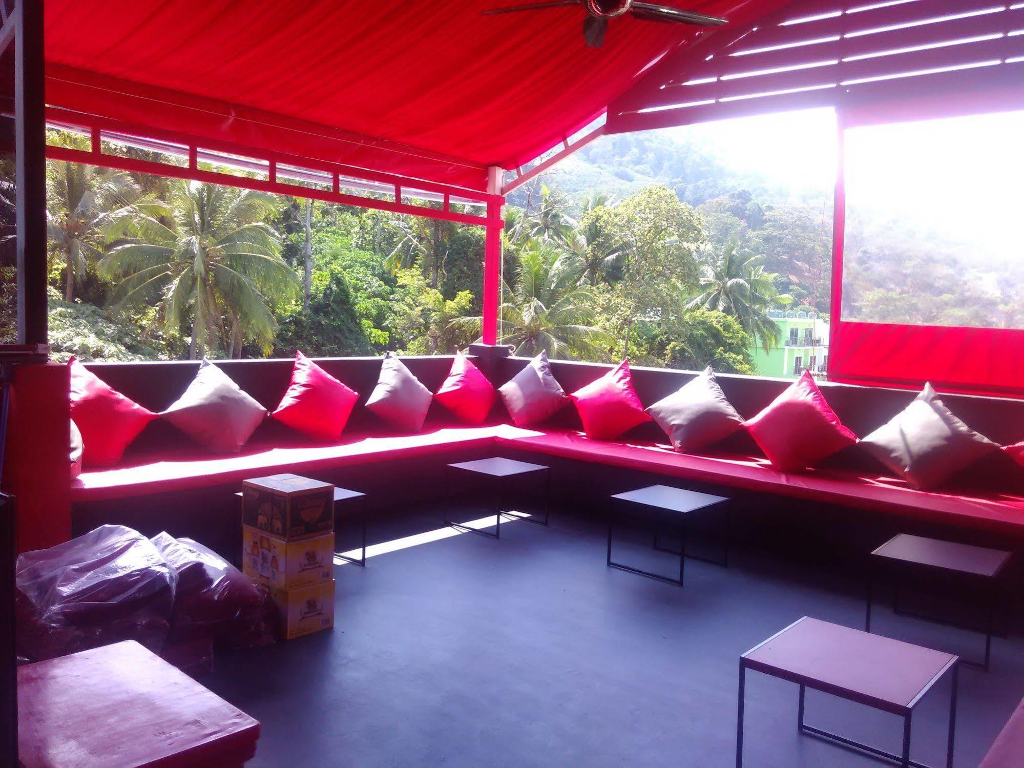 Sharaya Patong Hotel Buitenkant foto