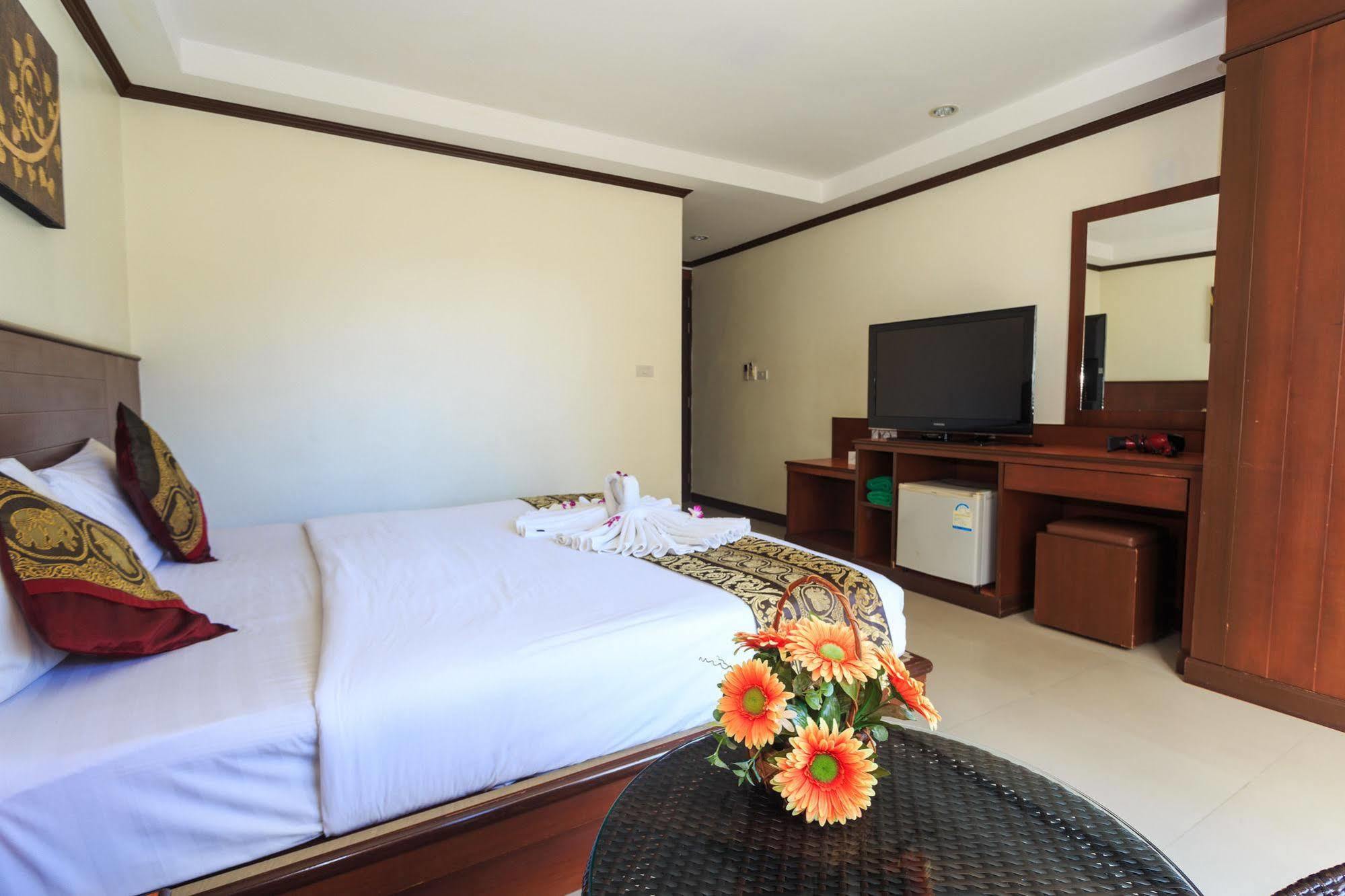 Sharaya Patong Hotel Buitenkant foto