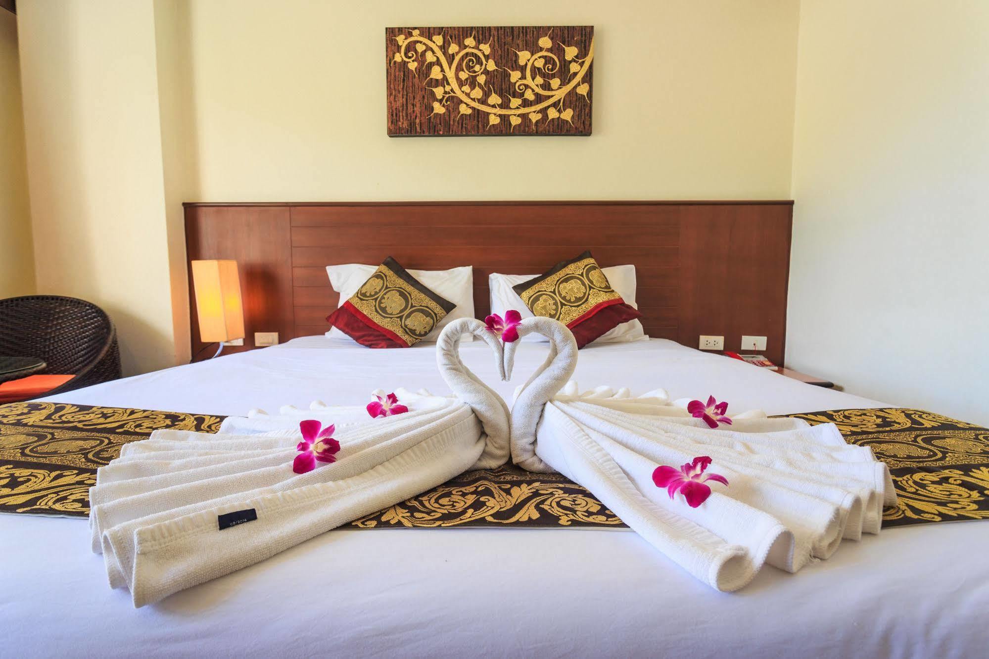 Sharaya Patong Hotel Buitenkant foto