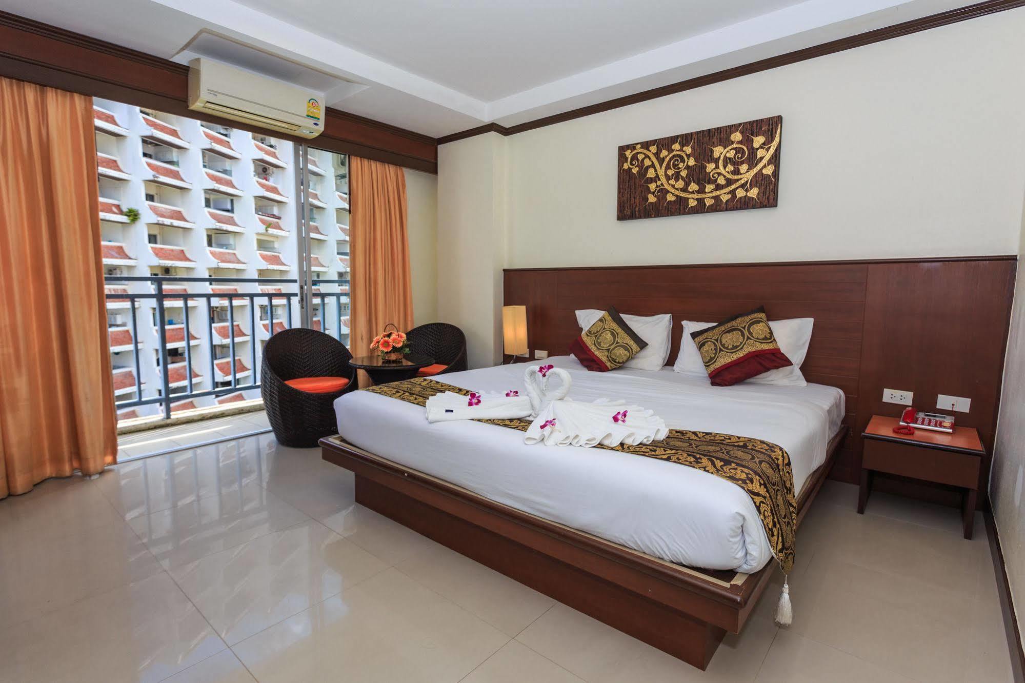 Sharaya Patong Hotel Buitenkant foto
