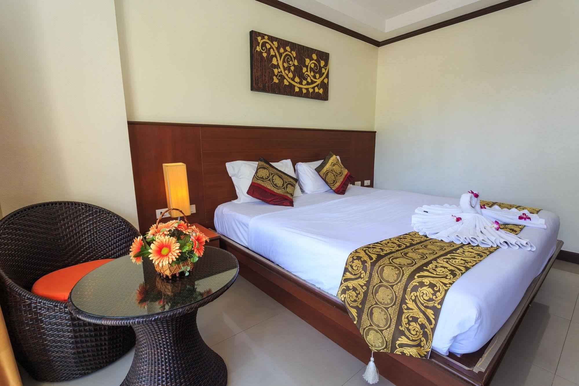 Sharaya Patong Hotel Buitenkant foto