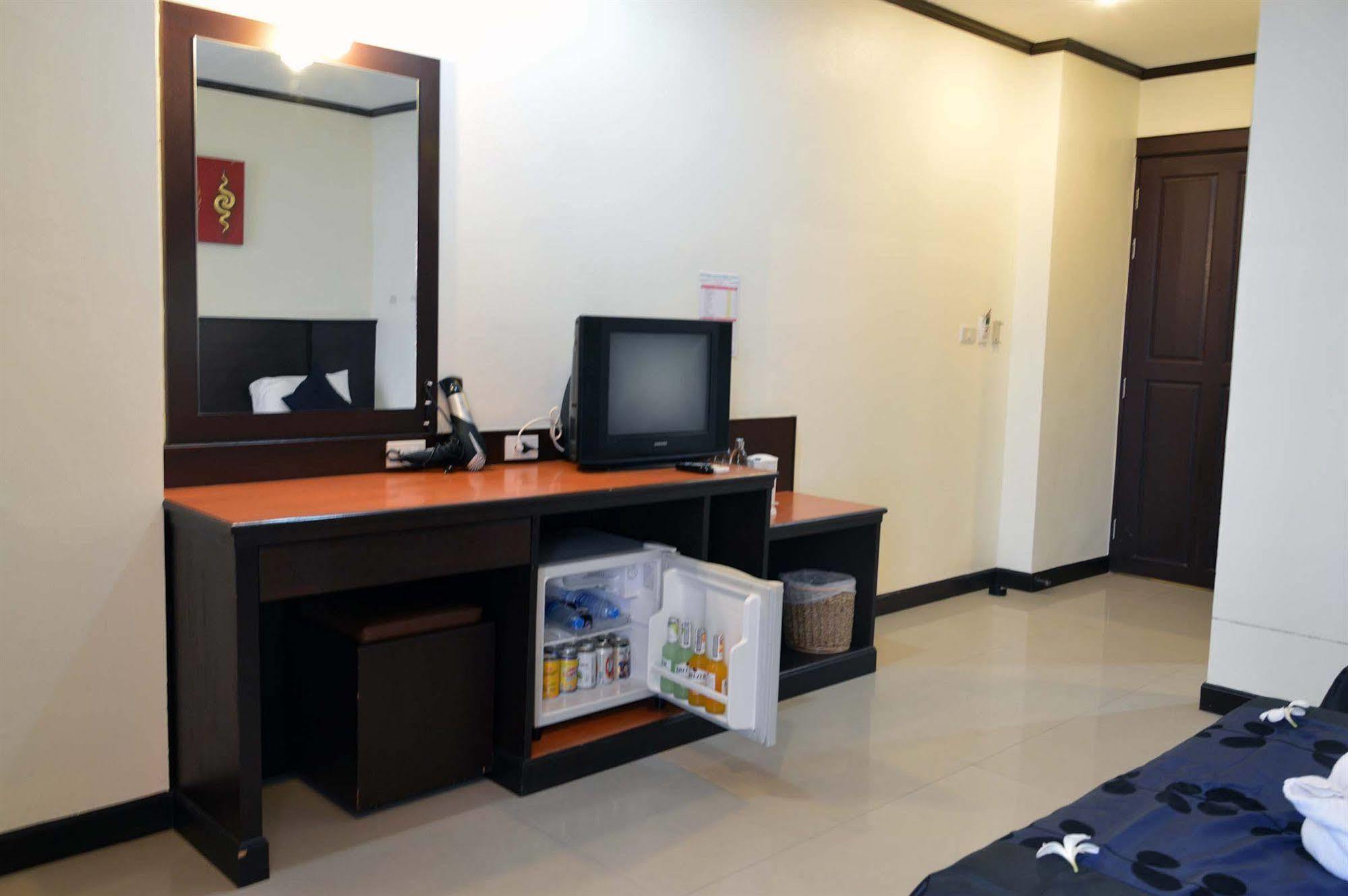 Sharaya Patong Hotel Buitenkant foto