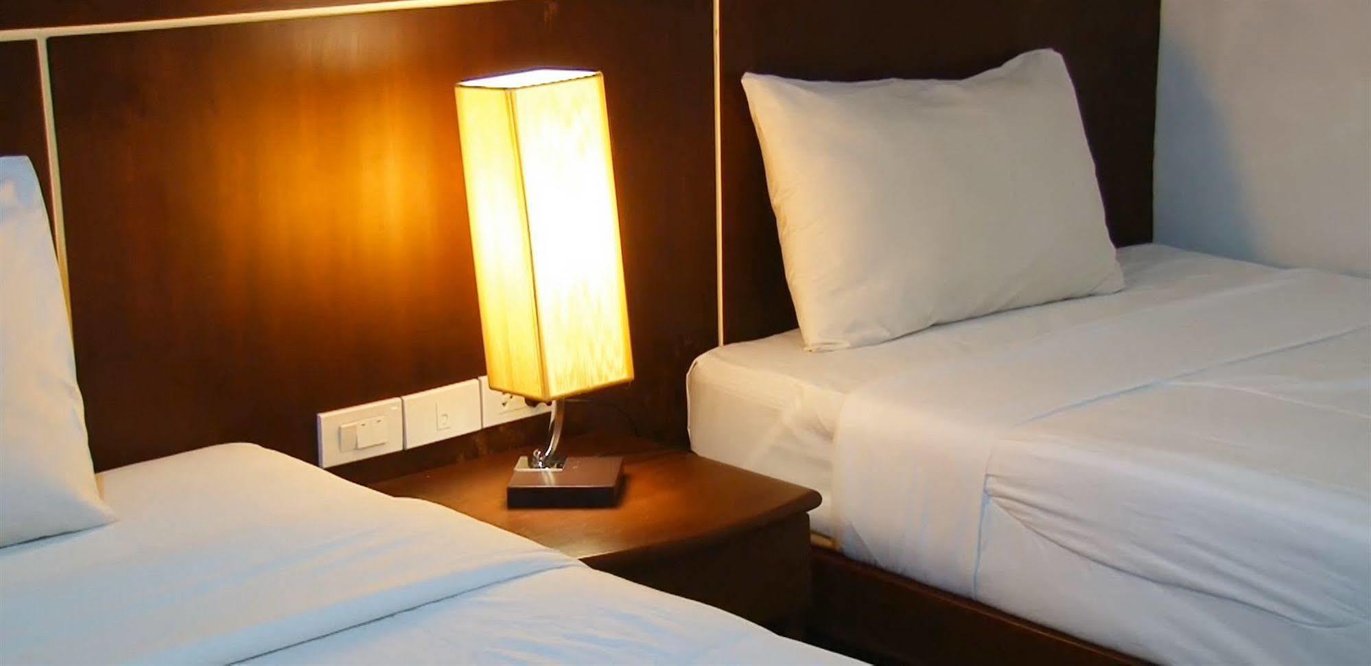 Sharaya Patong Hotel Buitenkant foto